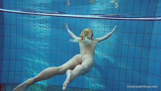 Russische blondine perfectie zwemmend in het zwembad