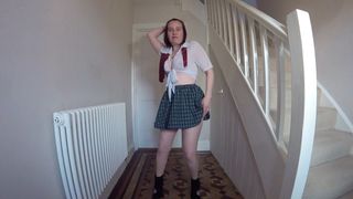 Freches Mädchen in Uniform strippt in Strumpfhosen