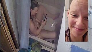 Kittienoone duscht und masturbiert