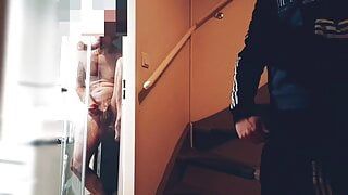 Colega de quarto hetero pega secretamente se masturbando enquanto um cara com tesão se fode no chuveiro com 2 vibradores na bunda e na boca