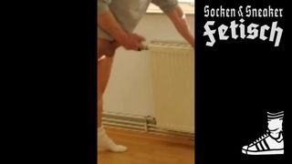 Aftrekken met witte sokken en sportschoenen