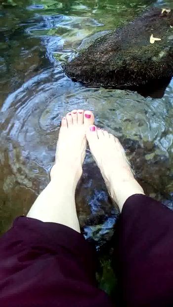 Transvestit, Füße im Wasser
