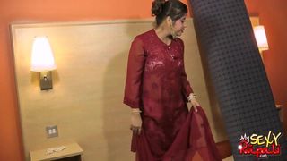 Indische Schlampe Rupali wirft oben ohne nackt im Bett liegen