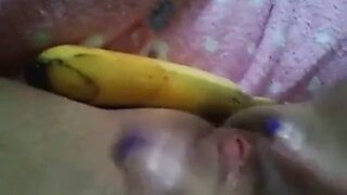 Arabska dziwka masturbuje się dużym bananem