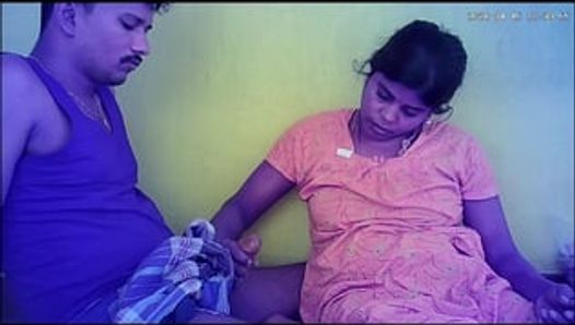 Indische dorfhaus-ehefrau und housband zeigen schwarzen schwanz