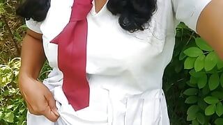 Srilankan skolflicka utanför sexig video.asiatisk college flicka het sett, by skolflicka visar henne sexig med sin uniform.sex