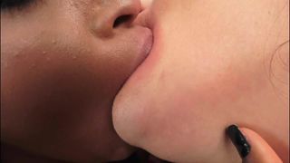 Interracial, homosexuelle Küsse