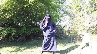 Muslim in Burka und Strümpfen - draußen blankziehen