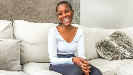 Afrikaanse casting - verlegen zwart model ruw getikt door haar bwc-agent