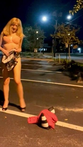 公共のPaulina裸と駐車場の外で公共の場で自慰行為