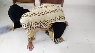 Punjab muslimische heiße Tante putzte das Haus, als Nachbarsjunge sie sah und fickte - Desi-Sex