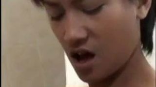 Kurzes, belästigtes asiatisches Mädchen im Badezimmer gefickt