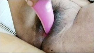 Mallu, Mädchen führt ein Massagegerät in die Vagina ein