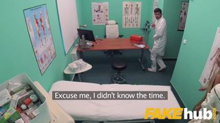 Gefälschtes Krankenhaus, süße blonde Russin isst Docs Sperma