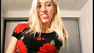 Französische blonde Blondine anal im Dreier im Büro gefickt