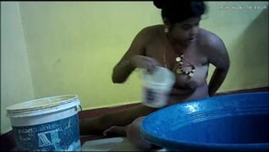 Indische dorfhausfrau badet, sexy ehefrau