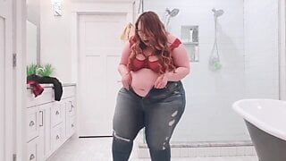 Curvalicious ssbbw probiert Kleidung an