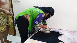 Heiße saudische Stiefmutter mit großem Arsch wird von ihrem Stiefsohn beim Bügeln der Kleidung hart gefickt - Arabische MILF mit Hardcore-Fick und Sperma in der Muschi