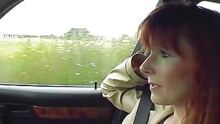 Een wilde Duitse meid zuigt en rijdt op een harde pik in de auto
