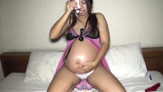 9 Monate schwanger asiatische Amateurin bekommt ihre nasse Schwangere Muschi gefickt