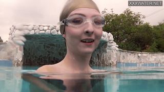 Das junge Schätzchen Emie Amfibia bekommt Orgasmen im Schwimmbad