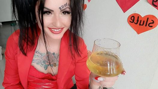 Goldener Regen von Domina Nika! Herrin gratuliert Ihnen zum Valentinstag und gibt Ihnen einen goldenen Cocktail. Pissen