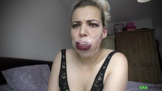 Bad Bad Dolly - Self Gag, komplettes 3-Gag-Video (gagattack.org)