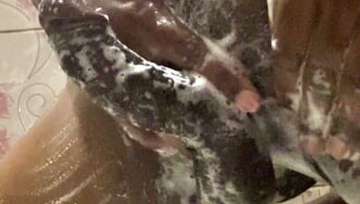 Hungriger indischer schwarzer dicker schwanz wartet, seine freundin zu ficken, wird beim baden so geil