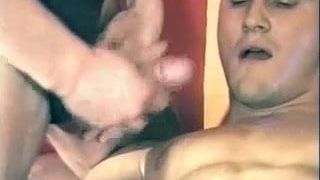 Tres chicos calientes comparten un compañero de sexo gay