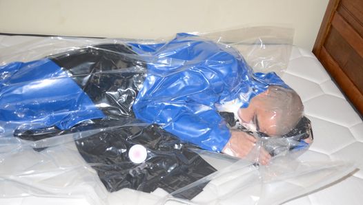 Dec 4 2022 - VacPacked in blaue PVC-Hüllen von slvrbrboy1 mit meinen PVC-overalls