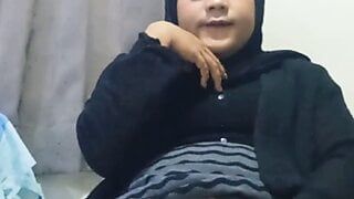 L'hijab del travestito si masturba e gioca con la spina anale
