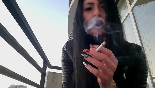 Rauchender Fetisch von sexy Domina Nika. Hübsche Frau bläst Zigarettenrauch in dein Gesicht