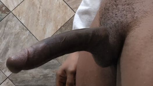 Maciço pau garoto atira porra em banheiro público