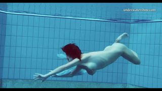 Heißes Teen unter Wasser schwimmt und strippt