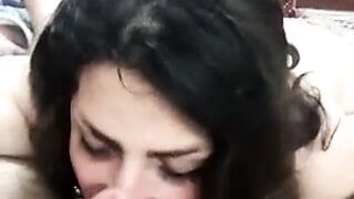 En iransk kvinna äter en mans penis