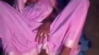 Indische frisch verheiratete indische Braut fickt große Gurke