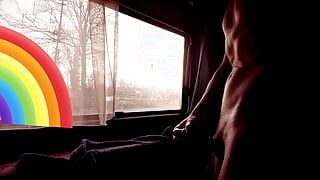 Vreemd meisje kijkt toe hoe ik voor haar masturbeer bij zonsondergang door het raam en ze houdt van mijn ongesneden lul