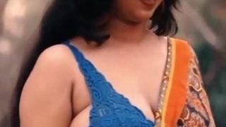 Indische Tante mit dicken Möpsen