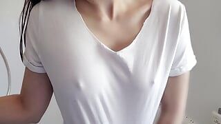 Freundin fingert sich in nassem T-Shirt unter der Dusche