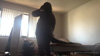Bbw zwarte vrouw met enorme tieten twerkt tijdens het opmaken van bed