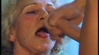 Verrückte alte Stiefmutter bekommt großen Schwanz oral und in die Muschi tief