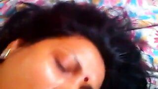 Indisches Bhabhi lutscht Schwanz und bekommt Gesichtsbesamung