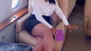 Eine sexy Flugbegleiterin mit dickem Arsch im Flugzeug