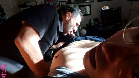 Latino-papi lutscht schwanz und titten von behinderten jungen zu seinem geburtstag