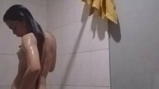 Nackt in der Dusche