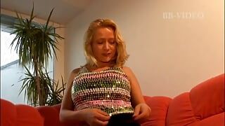 Heiße deutsche MILF POV beim Masturbieren mit ihrem langen Sexspielzeug erwischt