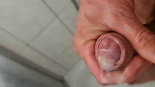 Nahaufnahme, unbeschnittene Schwanz-Masturbation, männlicher Squirting, Pinkeln und sahniges Abspritzen