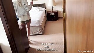 "Gluren en verbergen" in de kast als je een hotelkamer deelt met je stiefmoeder die zich klaarmaakt voor haar eerste anale beurt
