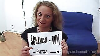 Katja gibt schön blowy und schluckt sperma bei ihrem casting