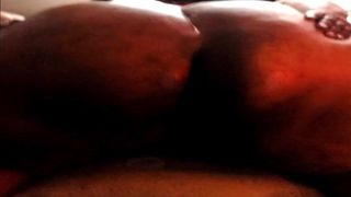 Горячая бабуля-толстушка раздвигает тугую чернокожую задницу